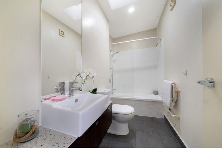 Photo of property in 76n Edmonton Road, Henderson, Auckland, 0612