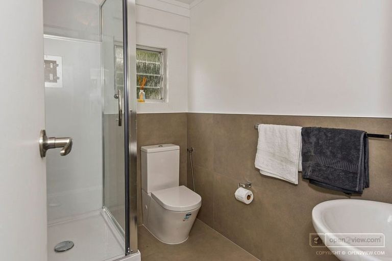 Photo of property in 2/240 Forrest Hill Road, Forrest Hill, Auckland, 0620