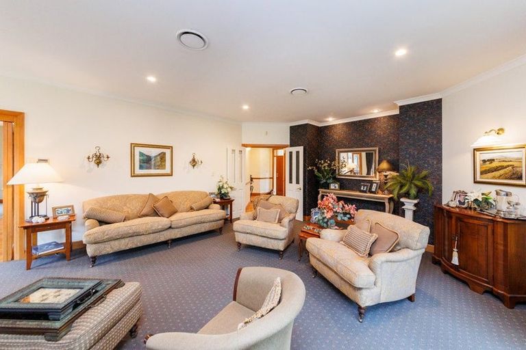 Photo of property in 5 Waicola Drive, Fitzherbert, Palmerston North, 4471