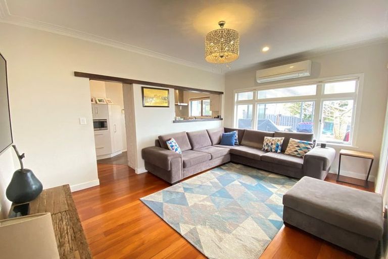 Photo of property in 12a Beach Road, Mellons Bay, Auckland, 2014