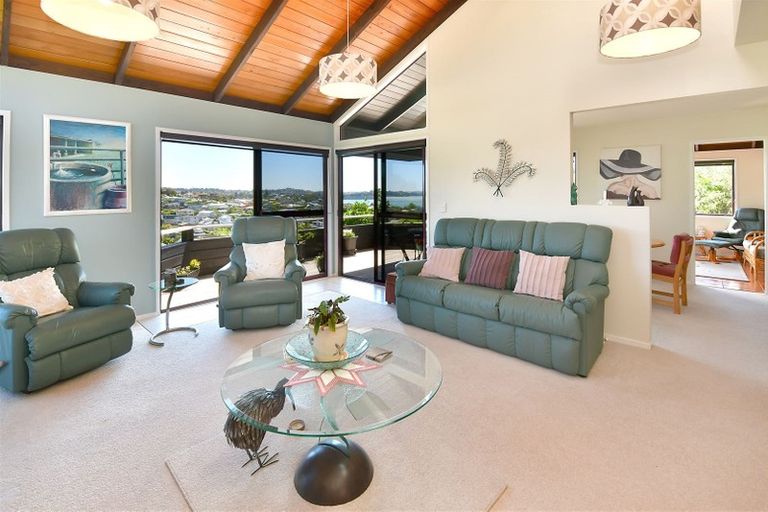 Photo of property in 71 Roberts Road, Matakatia, Whangaparaoa, 0930