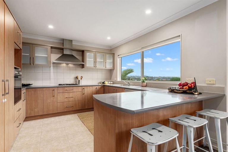 Photo of property in 22 Rising Parade, Fairview Heights, Auckland, 0632