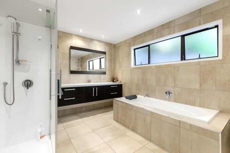 Photo of property in 20 Saddleback Rise, Murrays Bay, Auckland, 0630