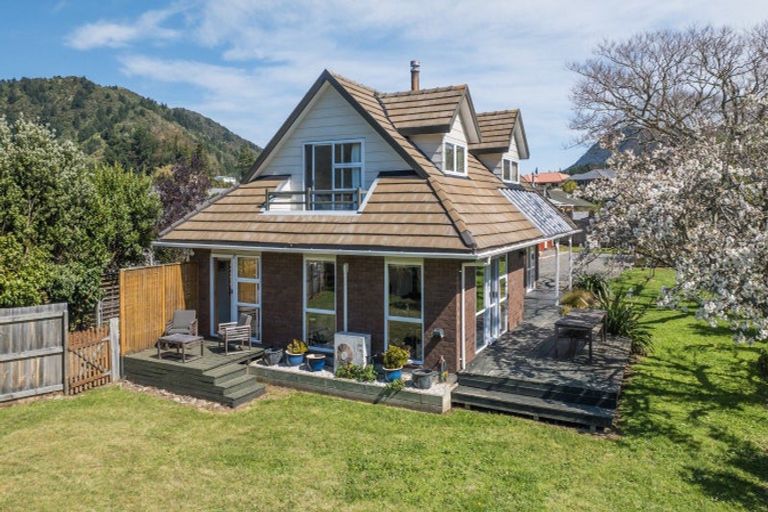 Photo of property in 10a Huia Street, Waikawa, Picton, 7220