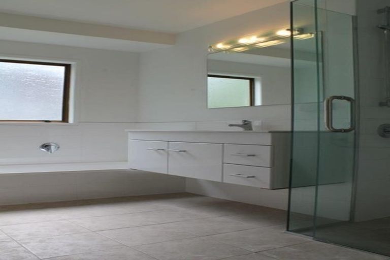 Photo of property in 603a Glenfield Road, Totara Vale, Auckland, 0629