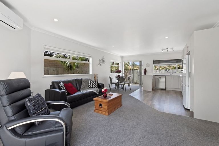 Photo of property in 9 Annalise Place, Orewa, 0931