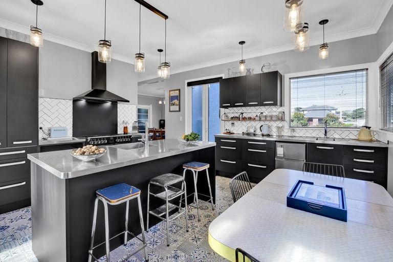 Photo of property in 330 South Road, Hawera, 4610