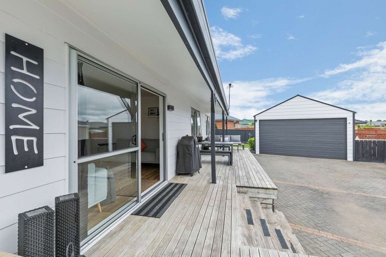 Photo of property in 22 Edgewater Parade, Waiuku, 2123