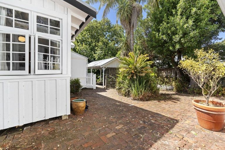 Photo of property in 90 Pendarves Street, New Plymouth, 4310