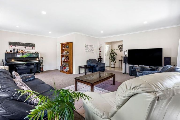 Photo of property in 8 Landvale Court, Browns Bay, Auckland, 0630