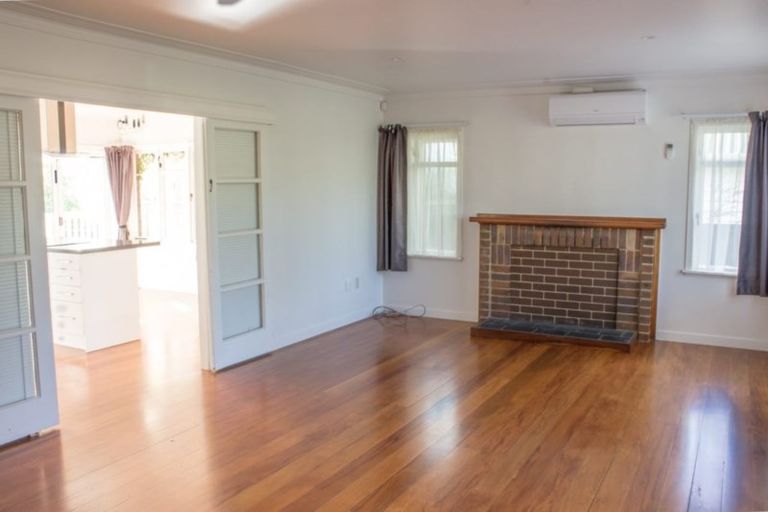 Photo of property in 176 Beach Haven Road, Beach Haven, Auckland, 0626