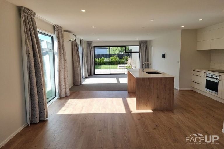 Photo of property in 35 Lumbarda Drive, Kumeu, 0810
