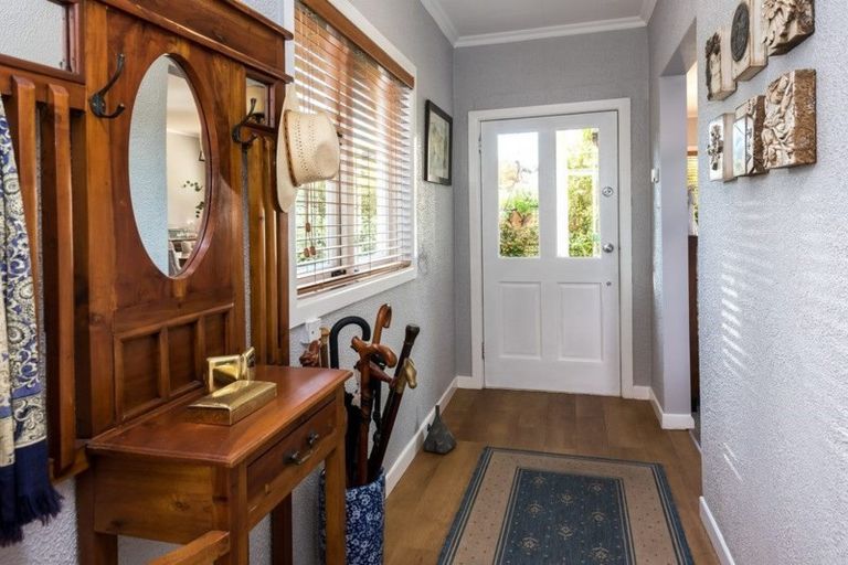 Photo of property in 20 Montgomery Crescent, Cockle Bay, Auckland, 2014