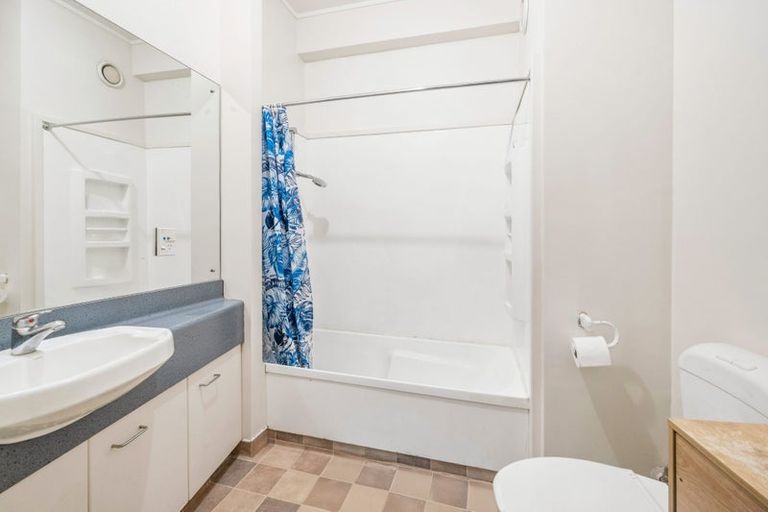 Photo of property in 17 Kent Terrace - Kent Apartments, 5c/16 Kent Terrace, Mount Victoria, Wellington, 6011