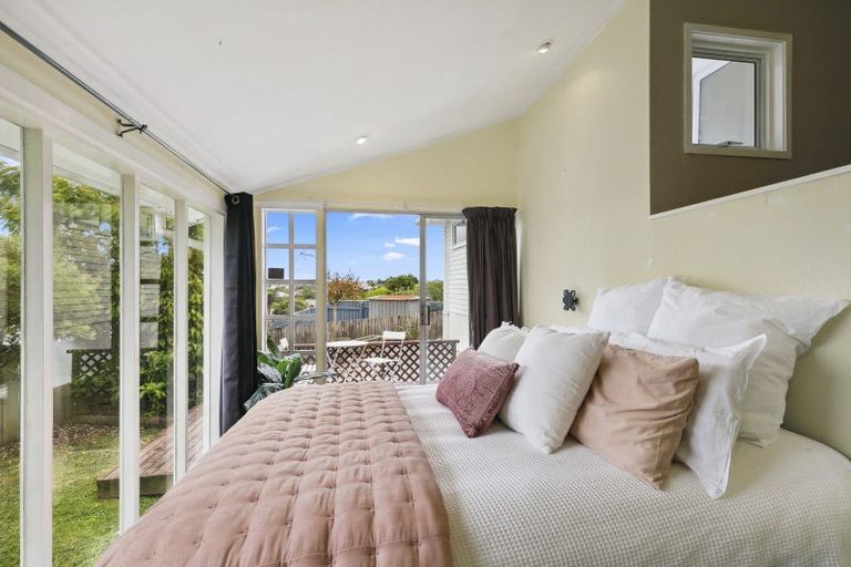 Photo of property in 12 Kinapori Terrace, Newlands, Wellington, 6037