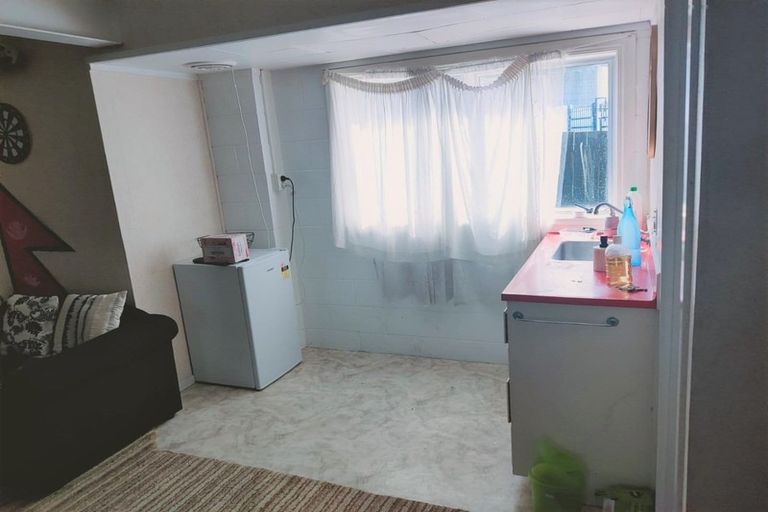 Photo of property in 9 Spence Road, Henderson, Auckland, 0612