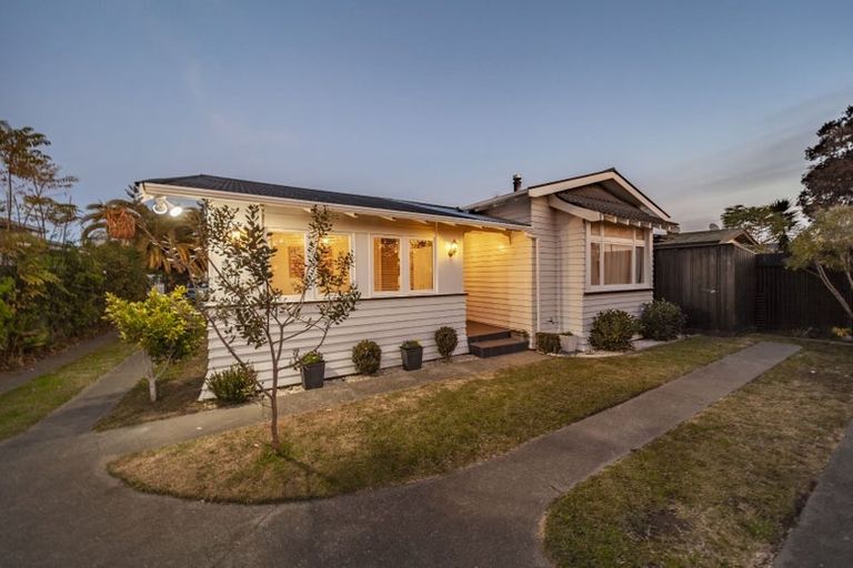 Photo of property in 15 Taradale Road, Marewa, Napier, 4110