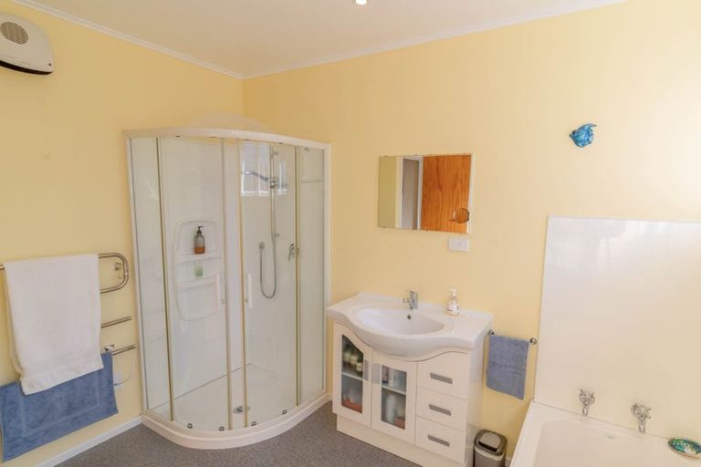 Photo of property in 25 Oak Avenue, Paremata, Porirua, 5024