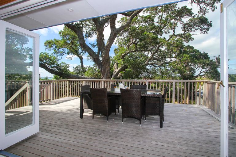 Photo of property in 24 Howard Road, Northcote, Auckland, 0627