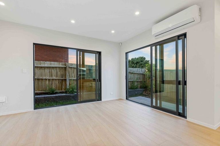 Photo of property in 2/155 Te Atatu Road, Te Atatu South, Auckland, 0610