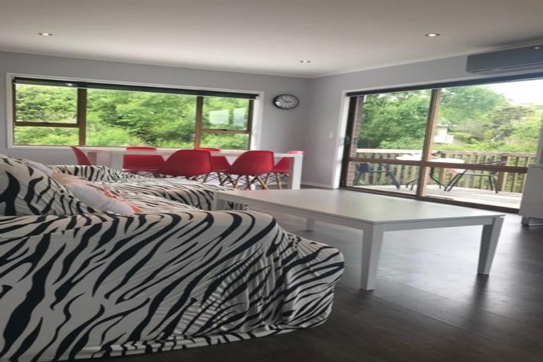 Photo of property in 2/18 Tiri View Place, Waiake, Auckland, 0630