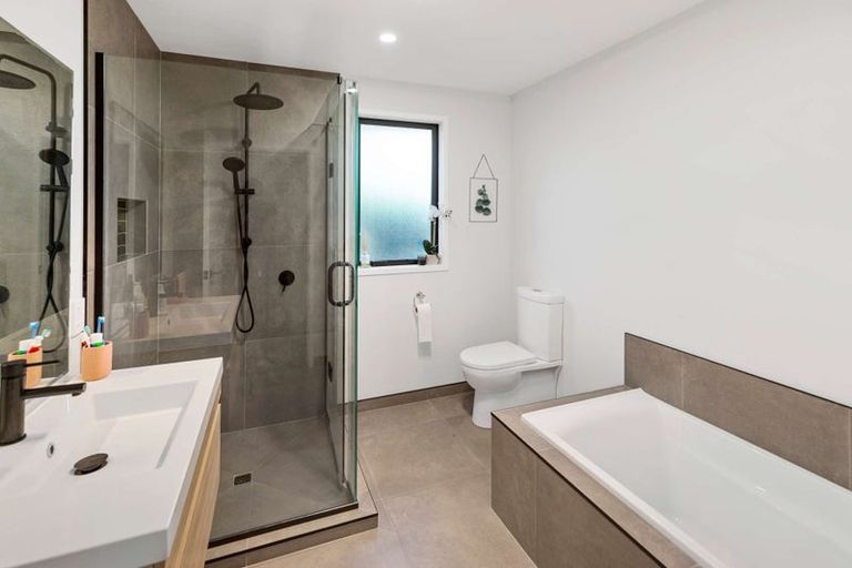 Photo of property in 136b Seaview Road, Westown, New Plymouth, 4310