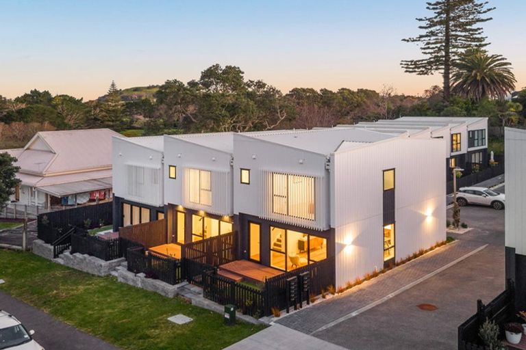 Photo of property in 2/18 Handley Avenue, Narrow Neck, Auckland, 0624