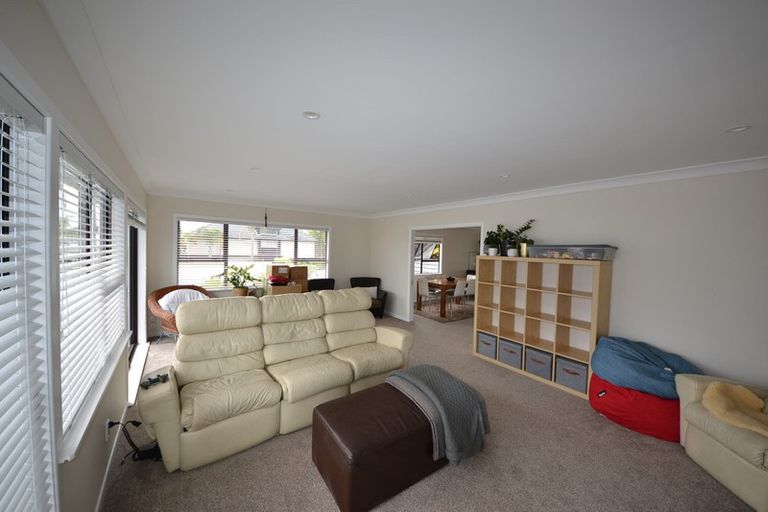 Photo of property in 2/42 Aberdeen Road, Campbells Bay, Auckland, 0620