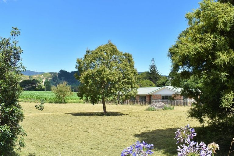 Photo of property in 37 Waikawa Beach Road, Manakau, Levin, 5573