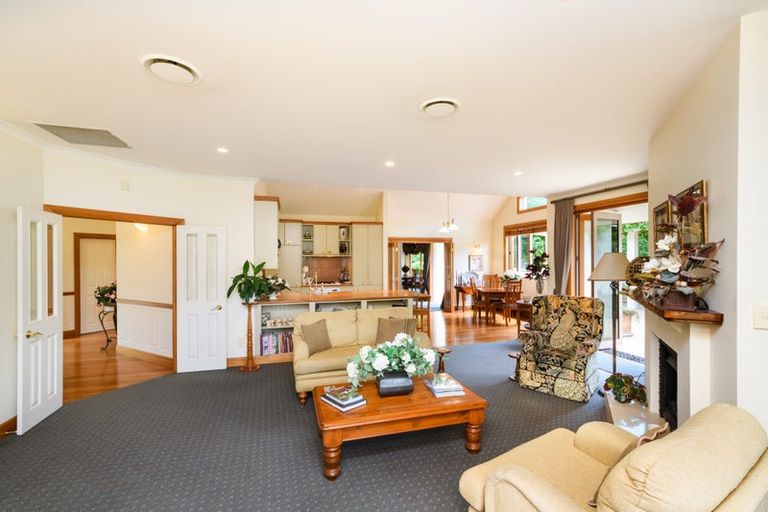 Photo of property in 5 Waicola Drive, Fitzherbert, Palmerston North, 4471