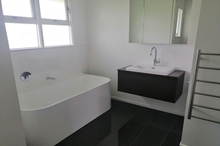 Photo of property in 10 Murray Road, Te Atatu Peninsula, Auckland, 0610