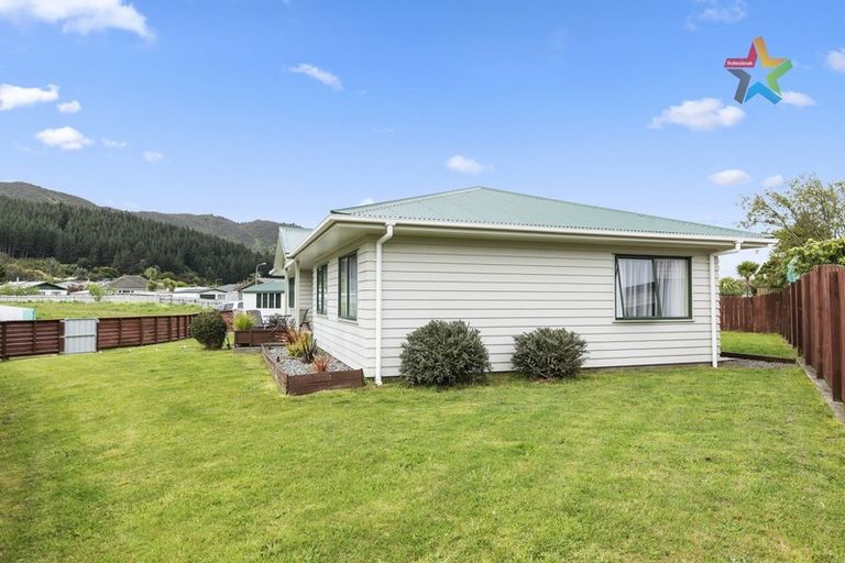 Photo of property in 25 Grimsby Grove, Wainuiomata, Lower Hutt, 5014