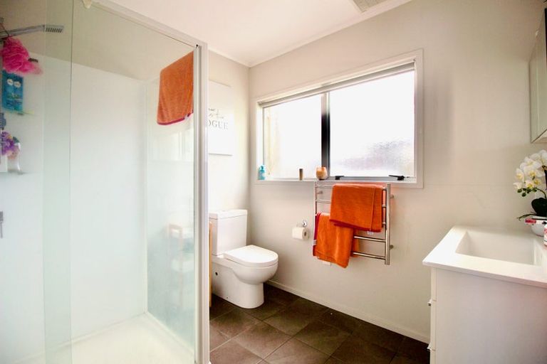 Photo of property in 6 Pahi Place, West Harbour, Auckland, 0618