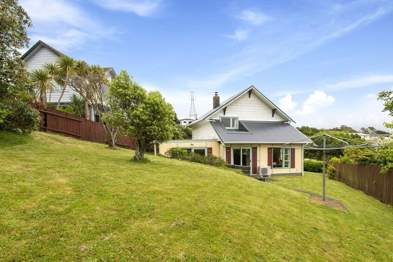 Photo of property in 3 Pimlico Place, Newlands, Wellington, 6037