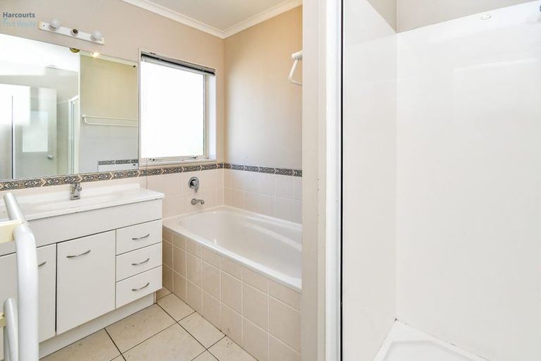 Photo of property in 2 Carisbrook Crescent, Papakura, 2110