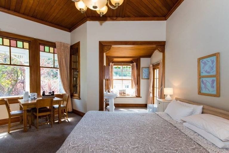 Photo of property in 32 Milton Road, Bluff Hill, Napier, 4110