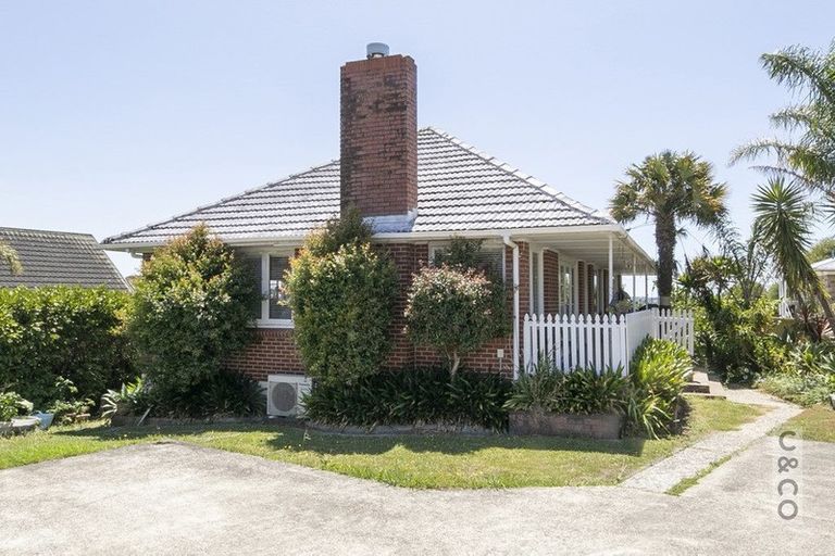 Photo of property in 94 Colwill Road, Massey, Auckland, 0614