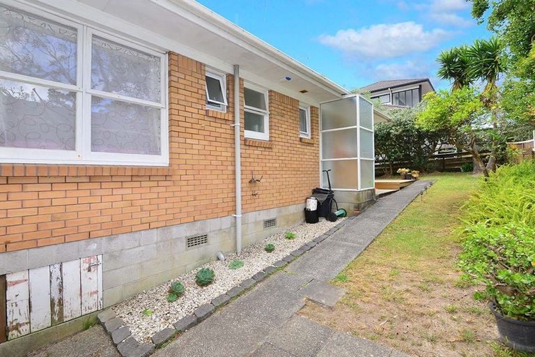 Photo of property in 2/97 Archers Road, Hillcrest, Auckland, 0629