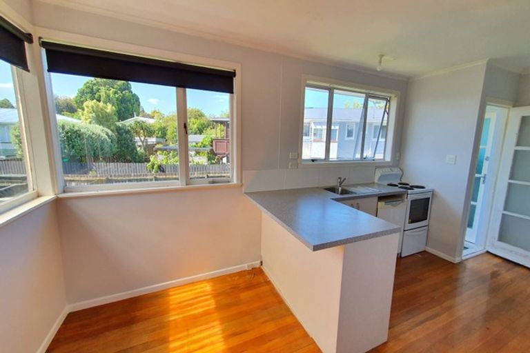 Photo of property in 6 Ozich Avenue, Te Atatu South, Auckland, 0610