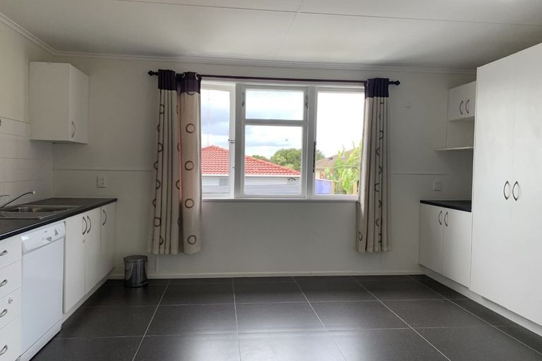 Photo of property in 1/8 Valdale Road, Henderson, Auckland, 0610