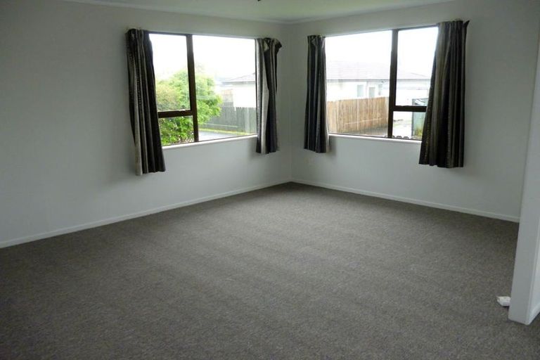 Photo of property in 2/30 Karepo Crescent, Ranui, Auckland, 0612