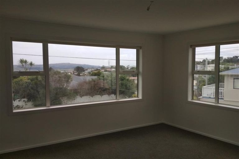 Photo of property in 32 Kenmore Street, Newlands, Wellington, 6037