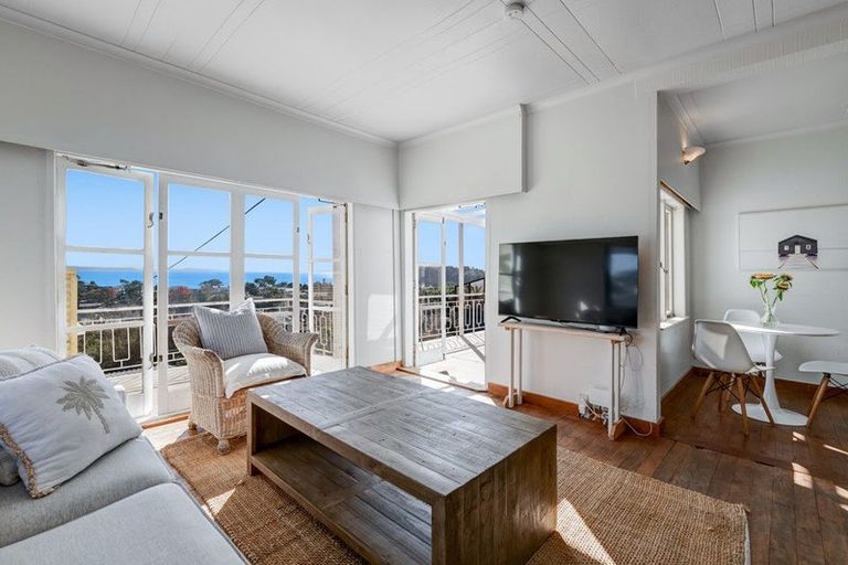 Photo of property in 43 Surf Road, Stanmore Bay, Whangaparaoa, 0932