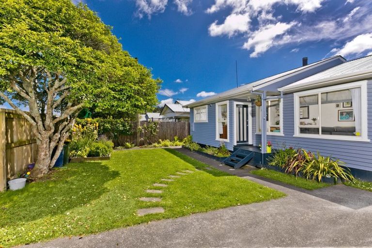 Photo of property in 16 Woodglen Road, Glen Eden, Auckland, 0602