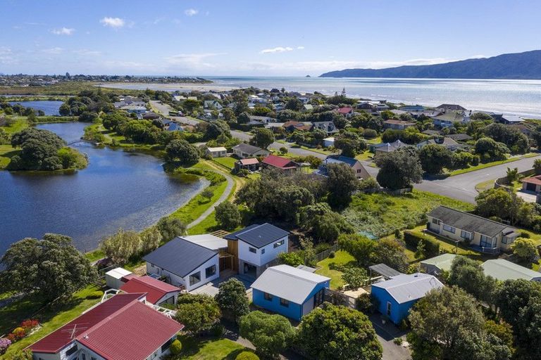 Photo of property in 4 Pio Pio Place, Waikanae Beach, Waikanae, 5036