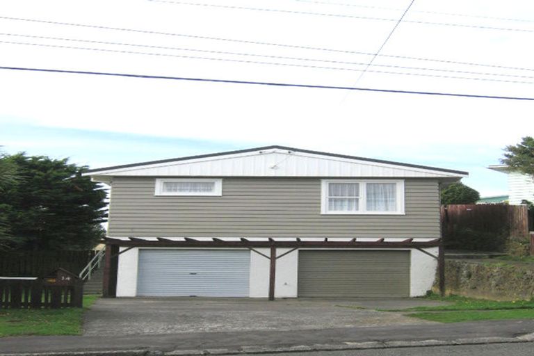 Photo of property in 14 Brooker Grove, Newlands, Wellington, 6037