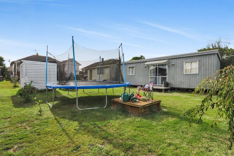 Photo of property in 15 Arimu Road, Papakura, 2110