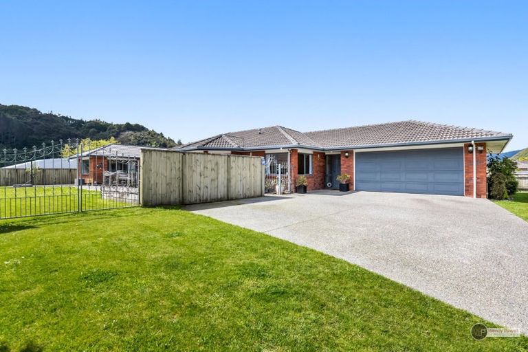 Photo of property in 5 Sapphire Grove, Birchville, Upper Hutt, 5018