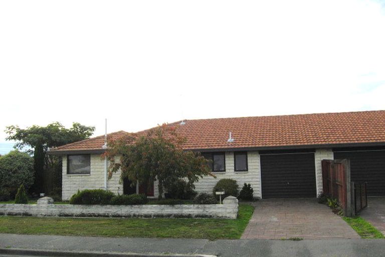 Photo of property in 2/2 Thornhill Place, Sockburn, Christchurch, 8042