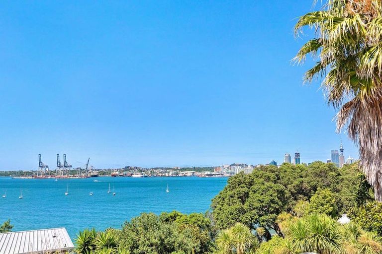 Photo of property in 23d Stanley Point Road, Stanley Point, Auckland, 0624